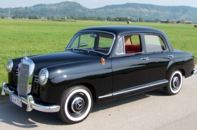 Das Foto zeigt das Hochzeitsauto Mercedes Benz Ponton 180 auf einem Feldweg in Hirschau